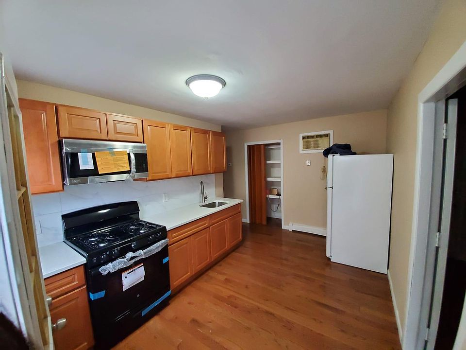1st image of 338 Hawthorne Ave Floor 1
