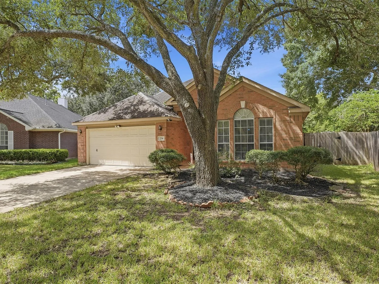 3 bed, 2.0 bath, 1850 sqft, $2,300 — Photo 3