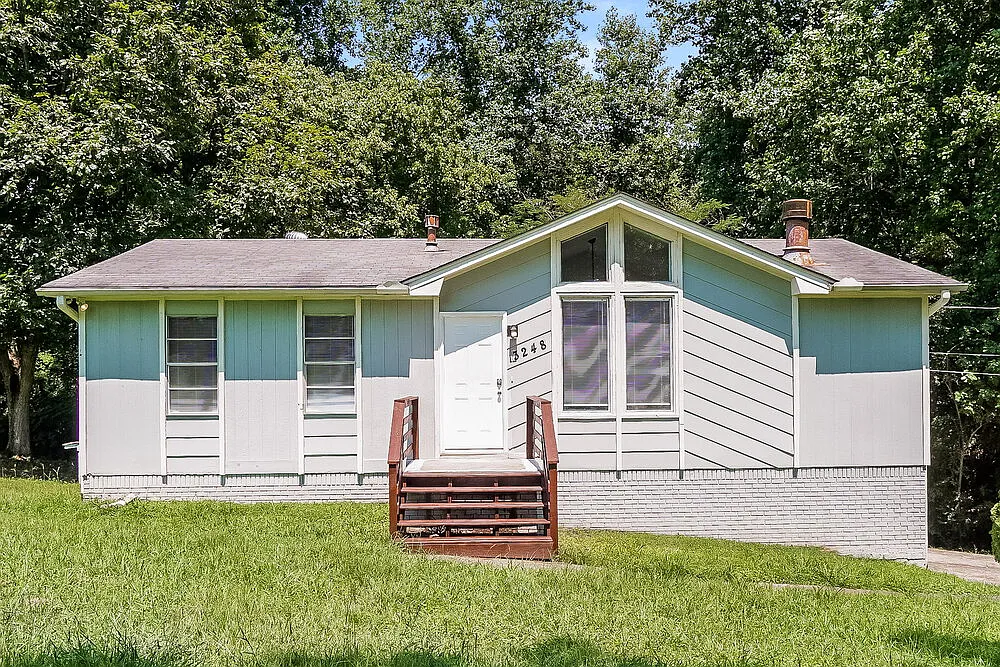 3 bed, 1.0 bath, 1200 sqft, $1,540 — Photo 1