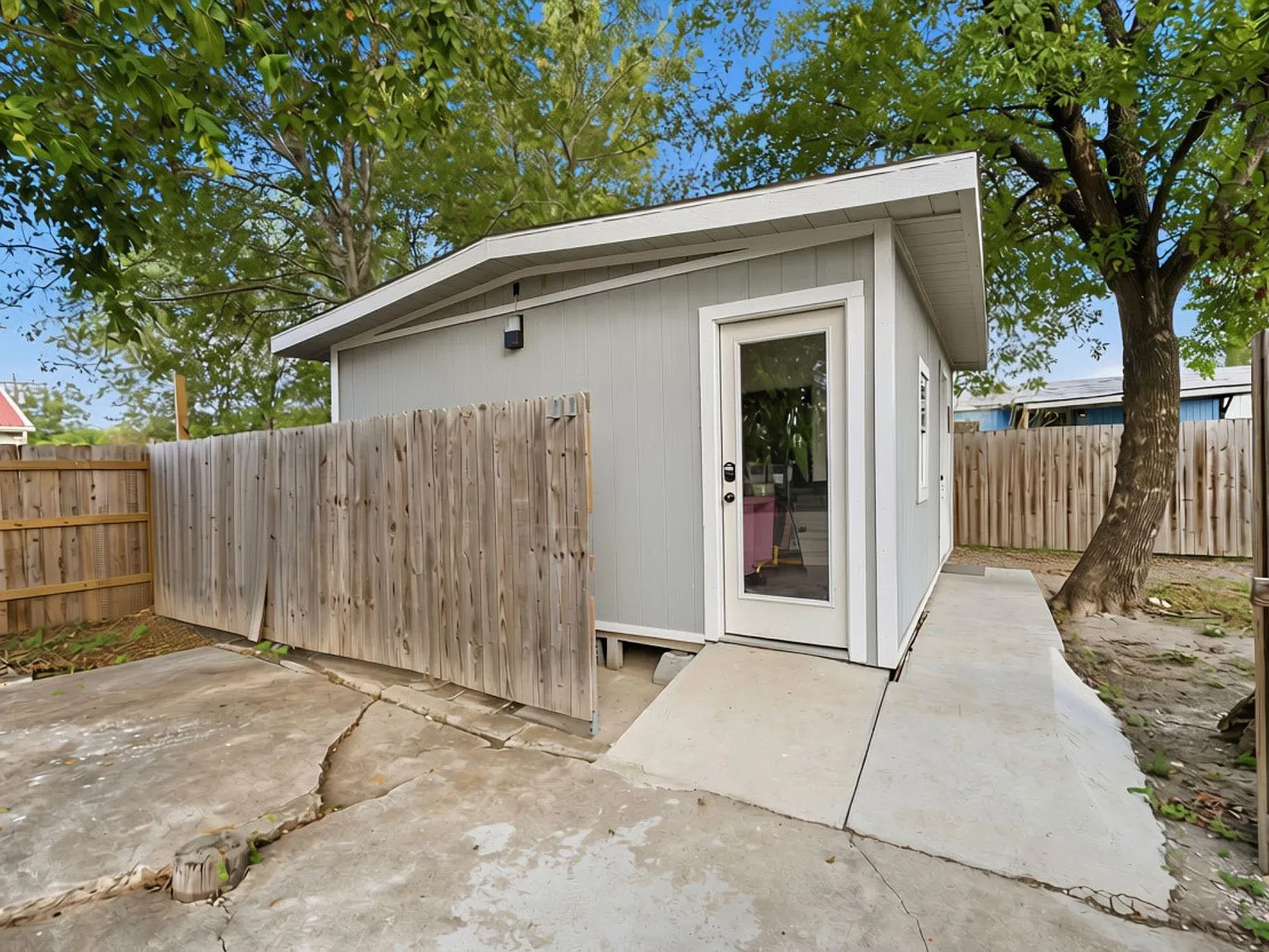 3 bed, 1.0 bath, 1632 sqft, $2,500 — Photo 2