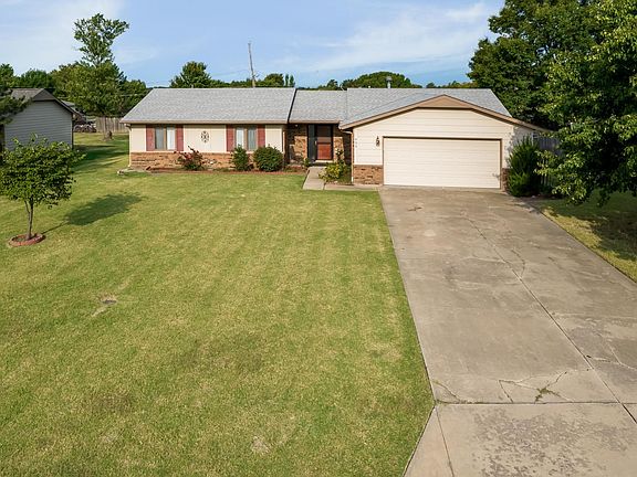 3rd image of 620 Sylvan Ln