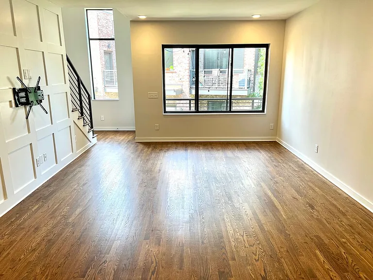 1035 Chester Ave #2 — Photo 3