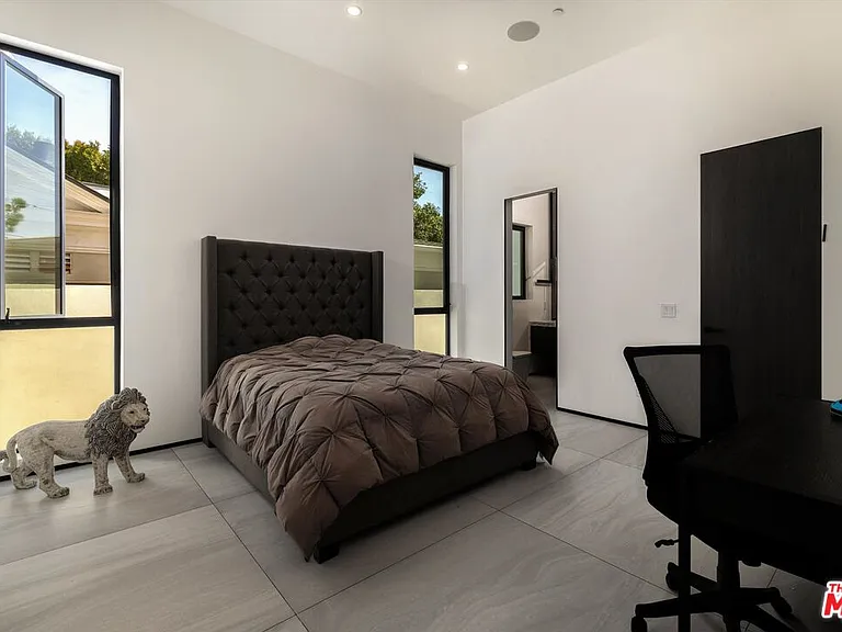 621 N Rodeo Dr — Photo 12