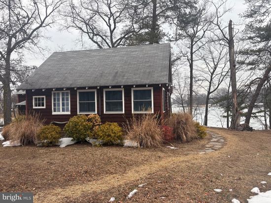 132 Club Rd, Pasadena, MD 21122