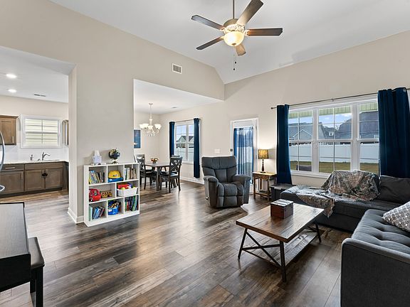 5th image of 305 Bountiful Dr N
