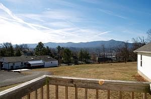 3rd image of 934 Roanoke Blvd