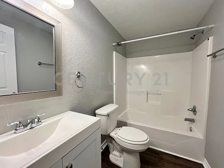 450 Everett St — Photo 14
