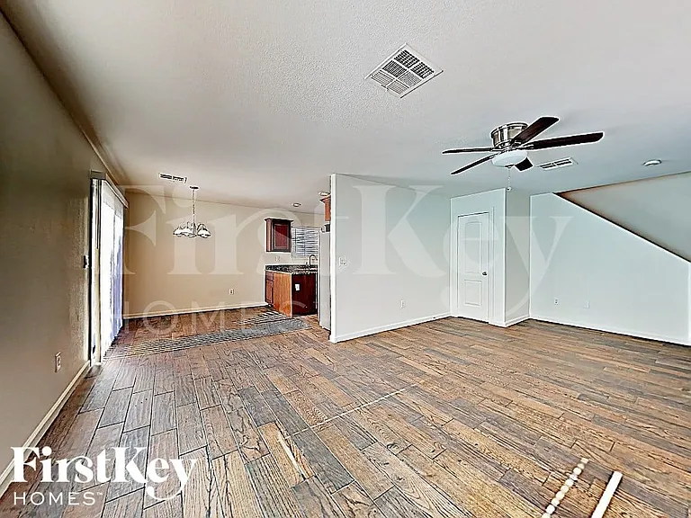 2045 Houdini St — Photo 4