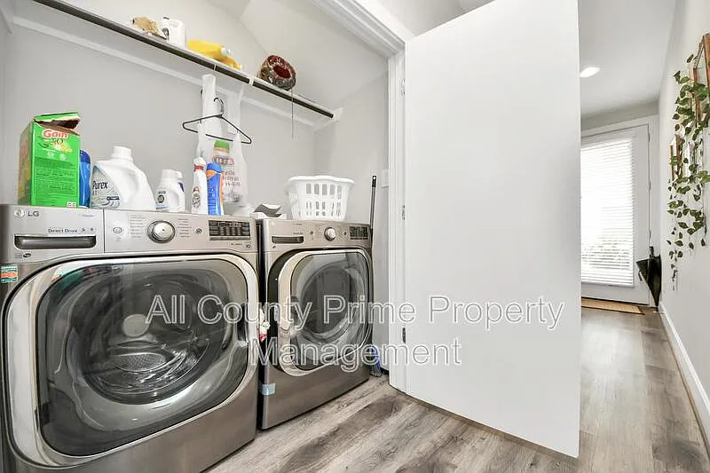 3 bed, 2.0 bath, 1596 sqft — Photo 4