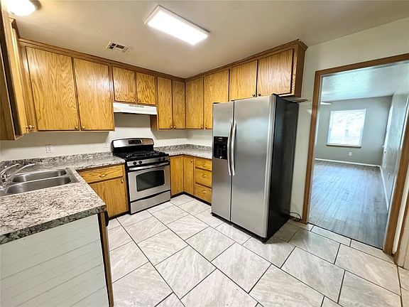 4th image of 2411 N Clarke St
