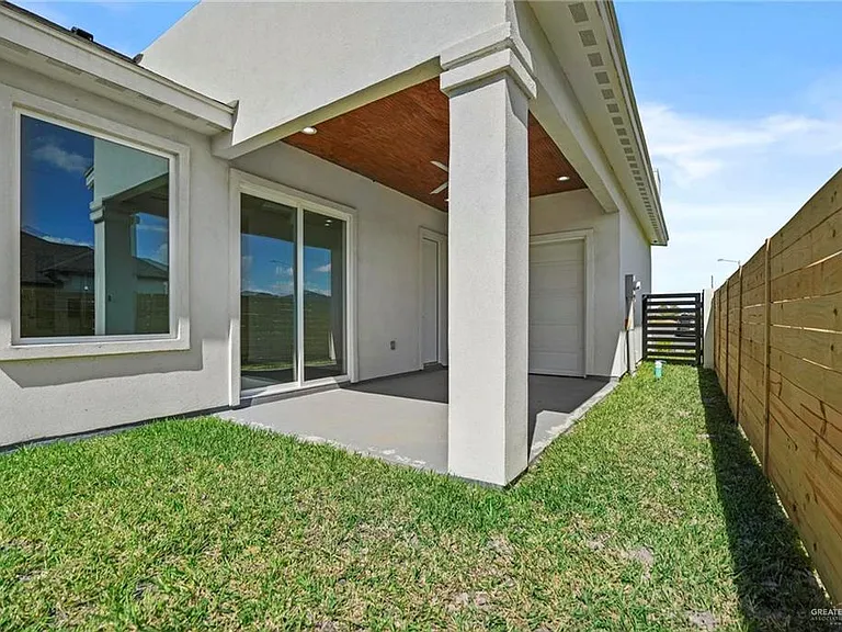 2716 E Conroe Rd — Photo 29