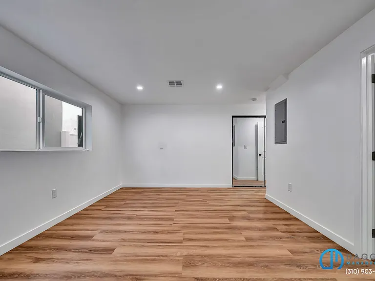 11845 Hamlin St — Photo 11