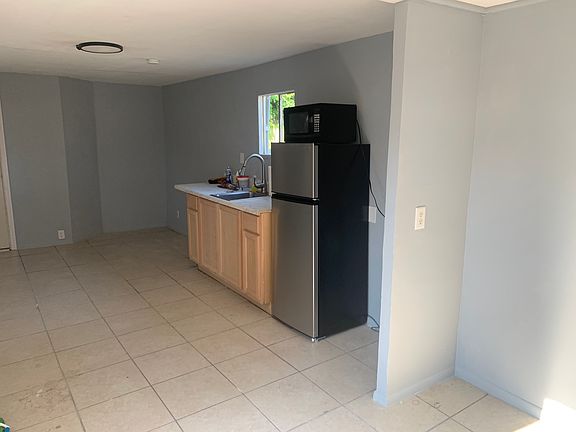 3rd image of 410 Kenwood Ave #C