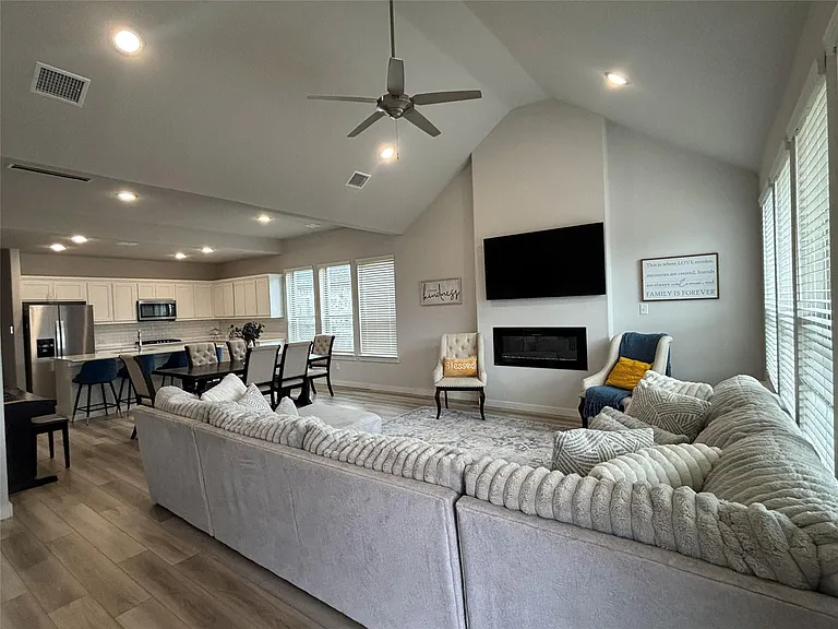2029 Dovedale Dr — Photo 7