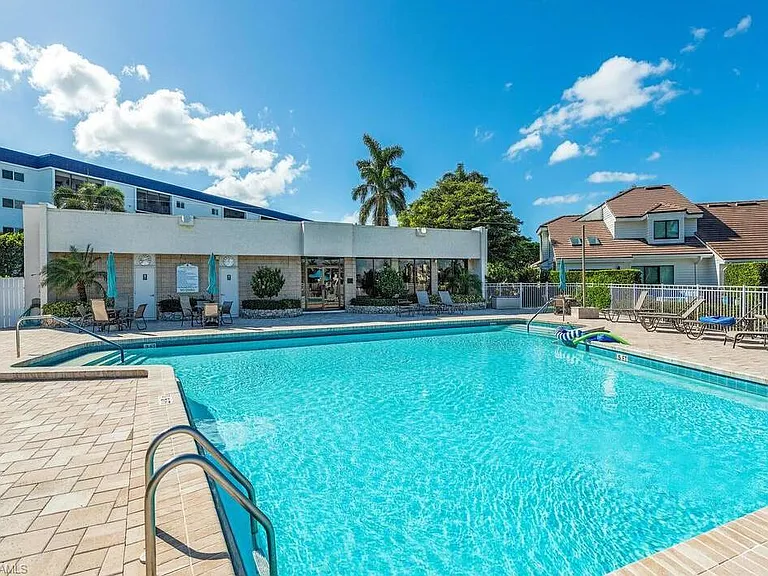 555 Park Shore Dr #B-408 — Photo 32