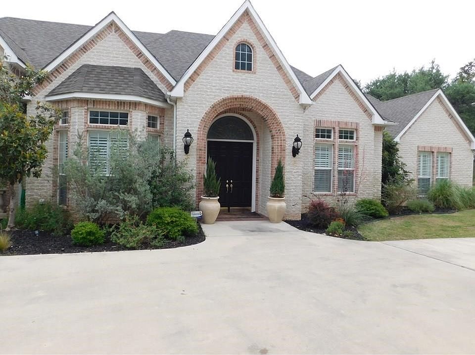 STUNNING HOME WITH CIRCLE DRIVE