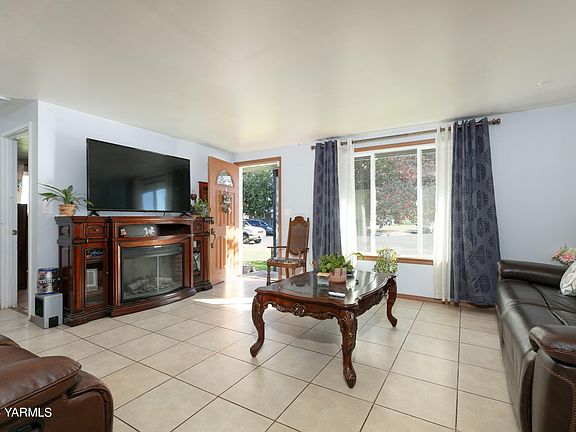 3rd image of 405 Lillie Ln