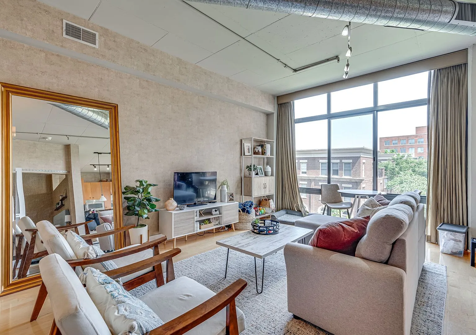 Modern Condo in Old Town Alexandria — Photo 3