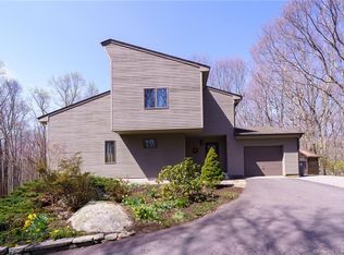 5 Bramble Bush Dr, Niantic, CT 06357