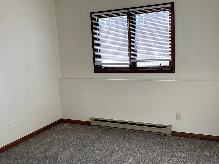 Immaculate Updated 2 Bedroom — Photo 15