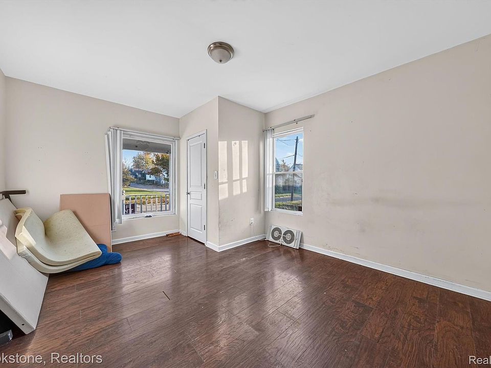 132 E Howard St, photo 10