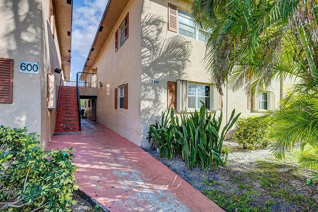 2 bed, 1.5 bath, 900 sqft, $2,200 — Photo 2