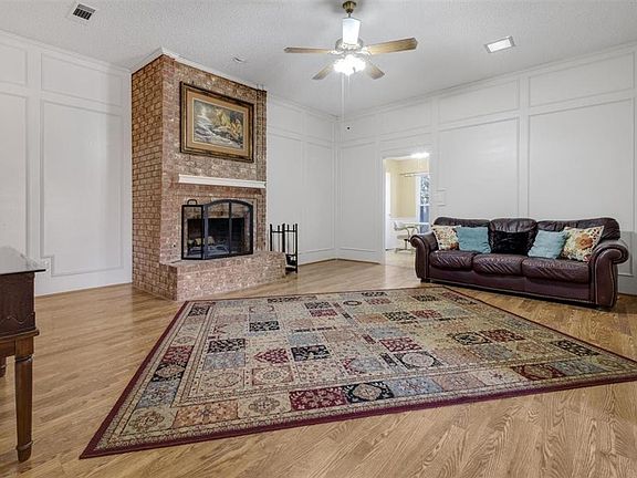 2nd image of 2424 Kingsridge Dr