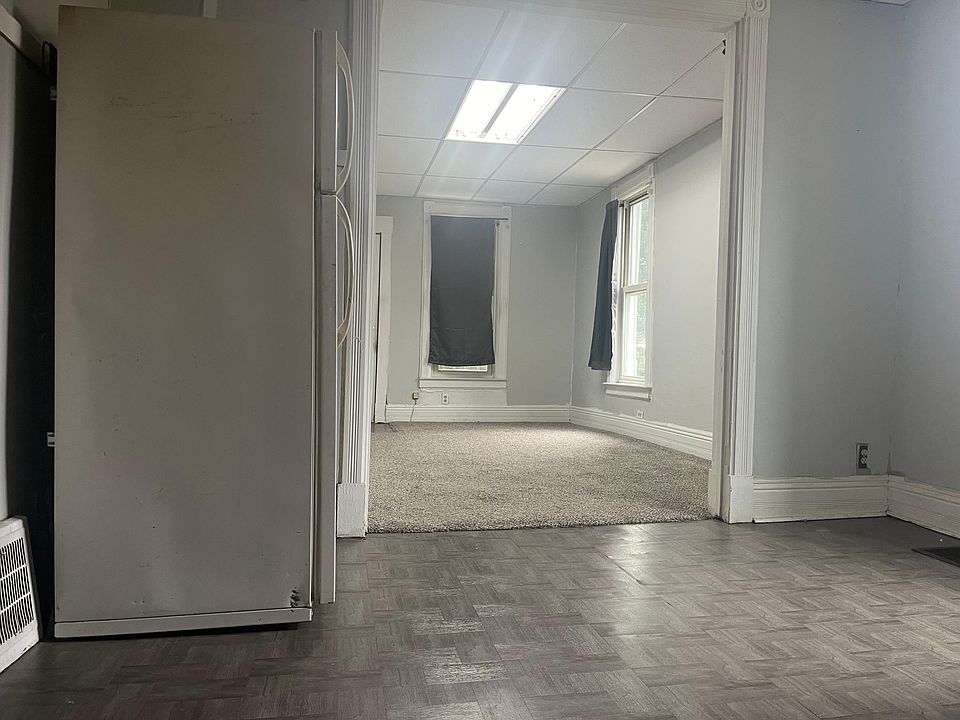 1st image of 917 W 11th St #1