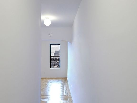 3rd image of 82 Washington Pl APT 6B