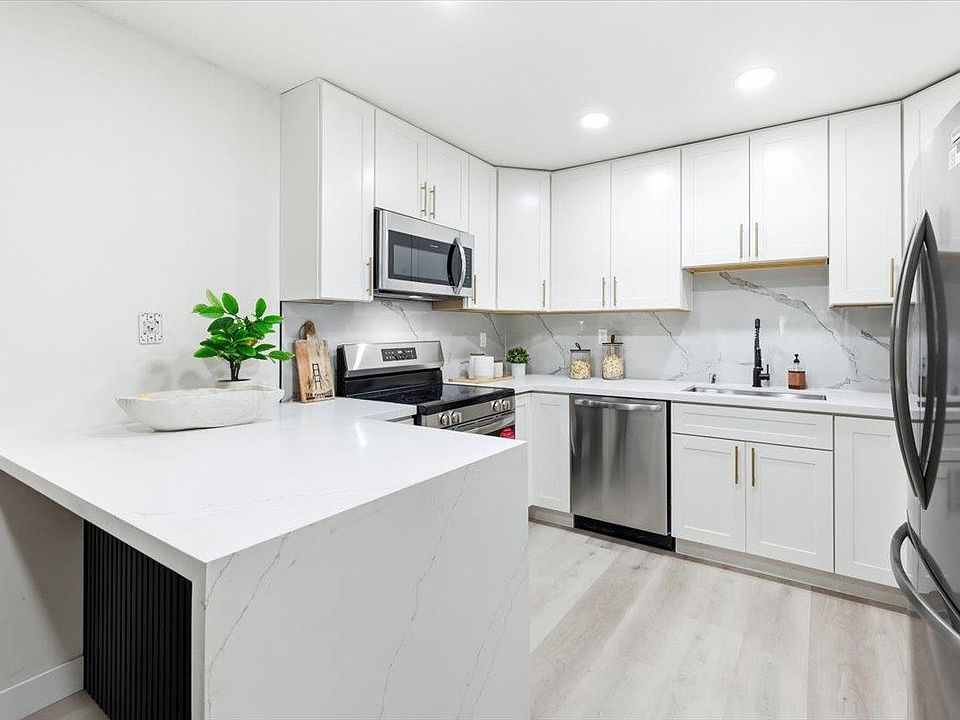 1st image of 2700 Oak Rd #11