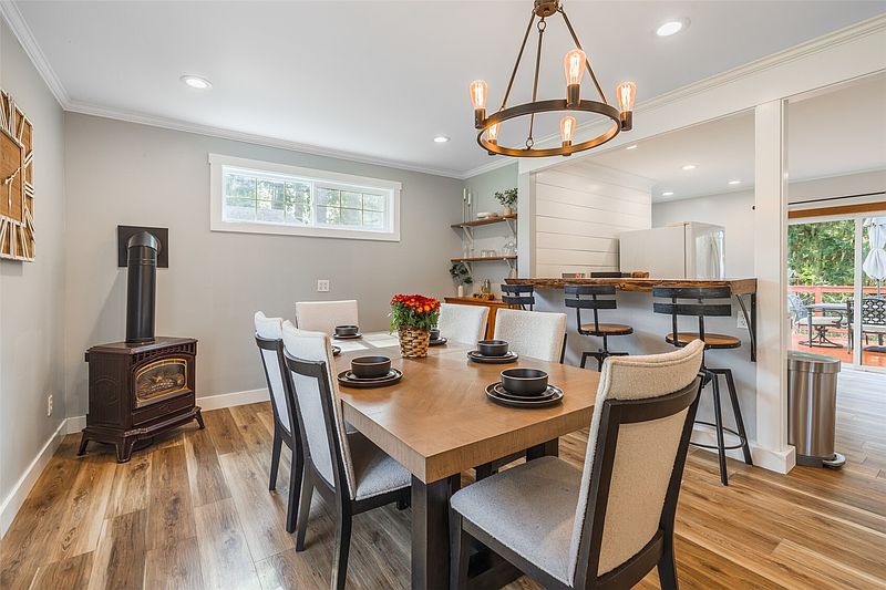 4th image of 2328 Alpine Place