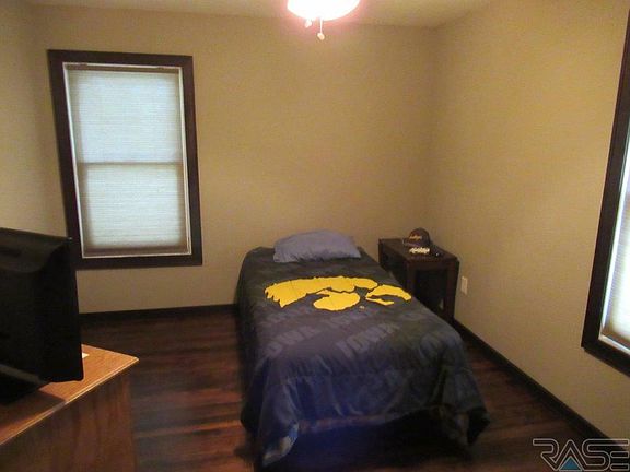 4th image of 211 S 4th St