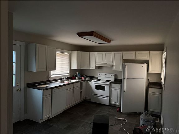 3rd image of 601 E Canal St