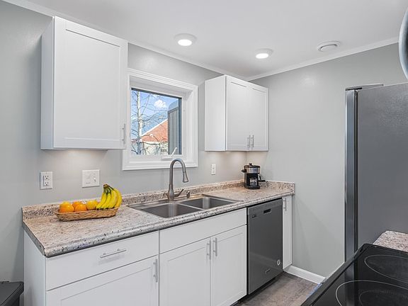 2nd image of 5004 Dartmouth Dr Unit 9