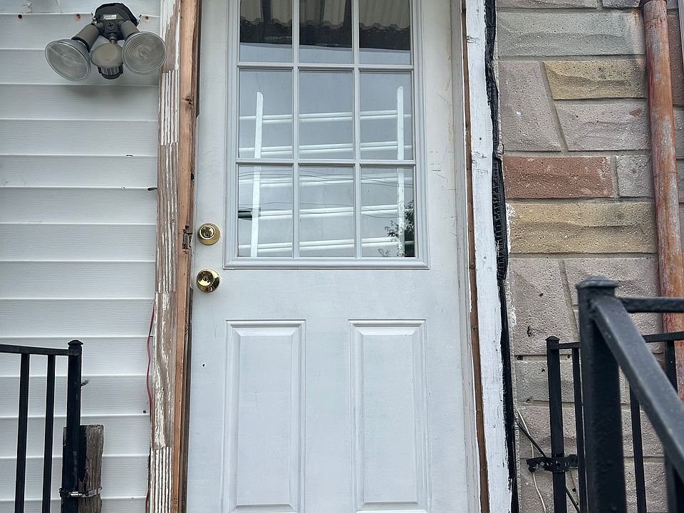 2nd Floor 1 Bedroom/1Bath apartment w/ rear entrance