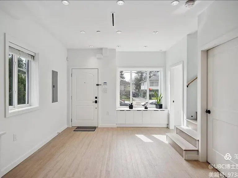 3025 Kings Ave — Photo 11