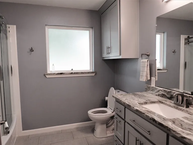 1026 Thomas St — Photo 9