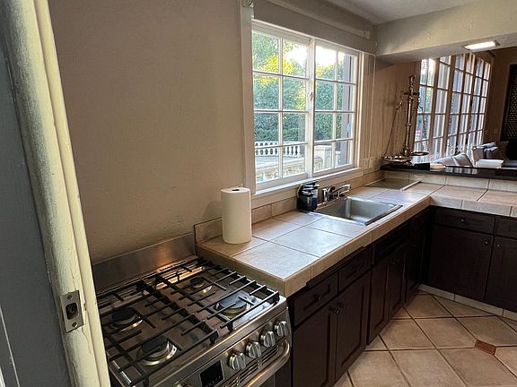 3rd image of 927 N Rexford Dr