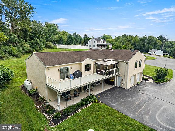 3rd image of 33 Melissa Ln
