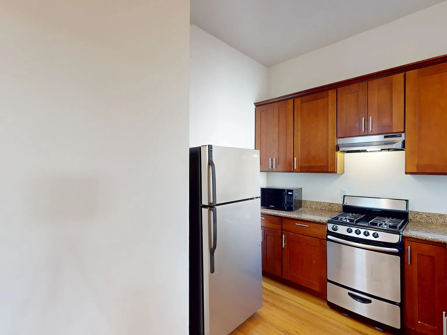 Charming Top Floor 1BR in Nob Hill | Pet Friendly — Photo 2