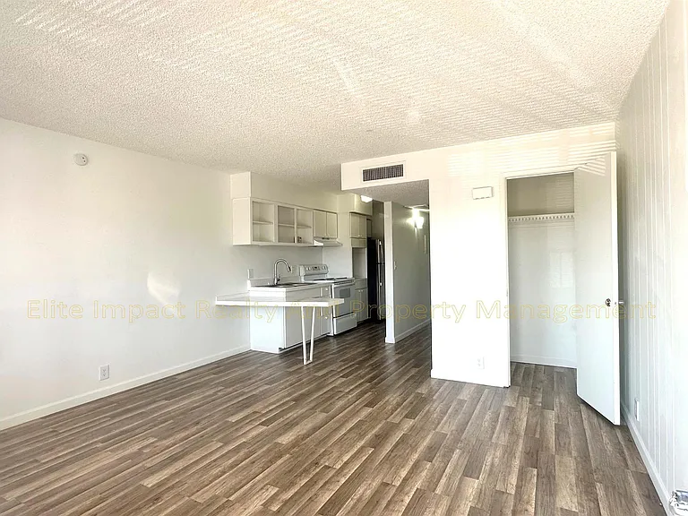 301 W Helen St — Photo 3