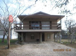 255 Meadow Lake Dr, Seguin, TX 78155
