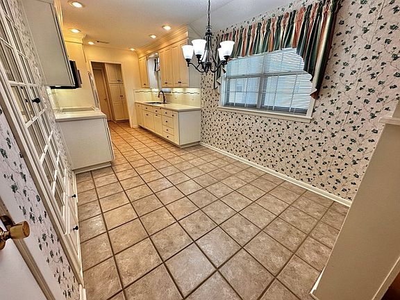 4th image of 1604 College St
