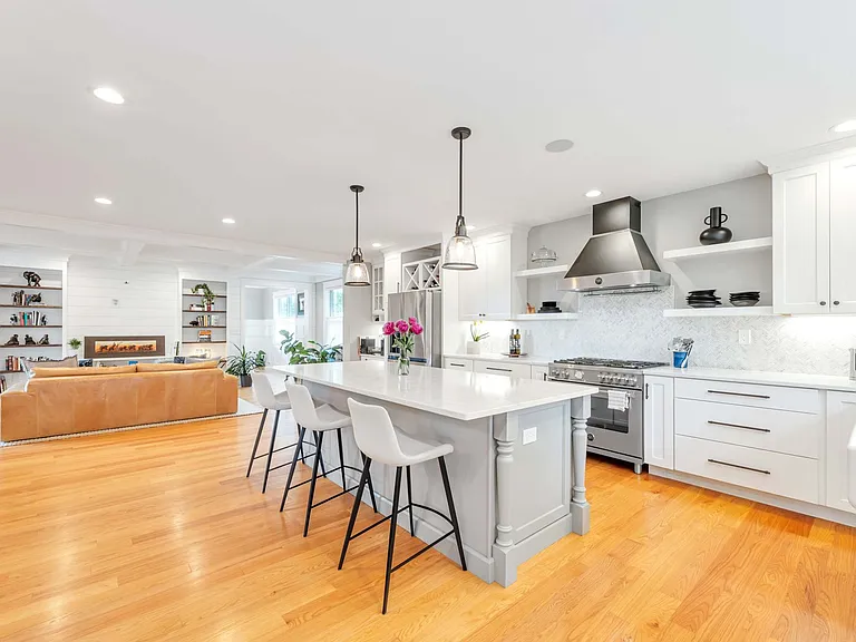 11 Chase Ave — Photo 3