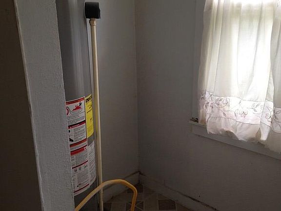 4th image of 3820 Robertson Ave