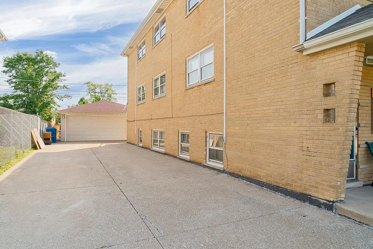 3 bed, 1200 sqft, $1,900 — Photo 2