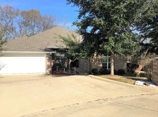 112 Elmwood Ct, Palestine, TX 75801