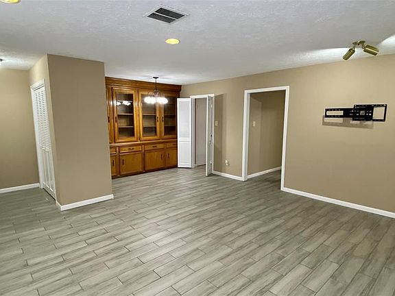 4th image of 5633 Sheraton Oaks Dr