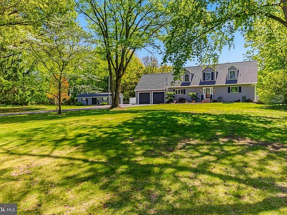 3rd image of 412 Greentree Rd