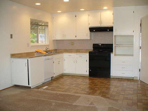 3rd image of 626 Louise Ct